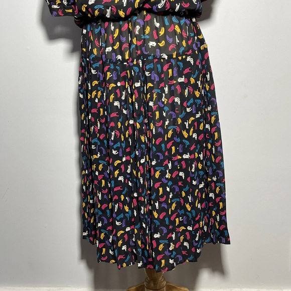 Vintage 80s Dress by Joy Gordon with Short Sleeves, Pleated skirt and Mod 80's - Picture 4 of 12
